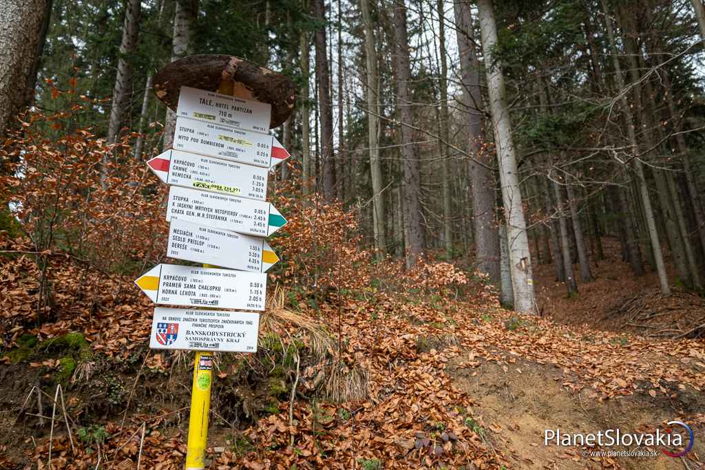 Začiatok výstupu na Mesiačk označuje turistický smerovník pri Hoteli Partizán.