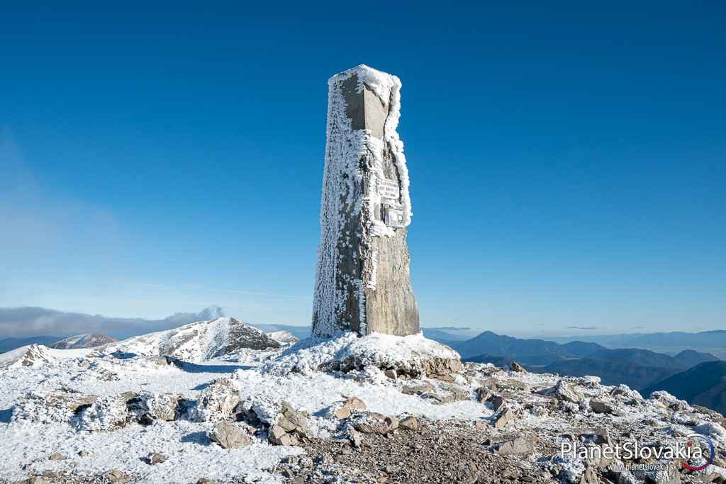 Betónový obelisk na vrchole Malého Kriváňa, ktorý sa veľmi ponáša na obelisky na Kráľovej holi, Ďumbieri, či Baranci.