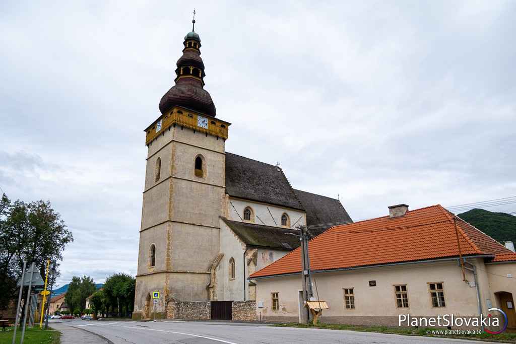 Externý pohľad na Evanjelický kostol v Štítniku. Dominuje mu výrazná veža s drevenou nadstavbou.