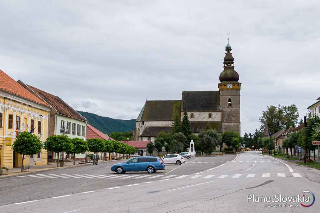 Pohľad na kostol z námestia v Štítniku, kde mimochodom môžete nechať zaparkované auto.