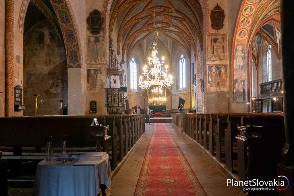 Pohľad na interiér Evanjelického kostola v Štítniku v smere hlavného oltára.