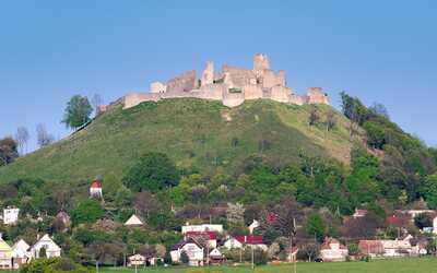 Hrad Branč - ruina na malebnom kopci Myjavskej Pahorkatiny