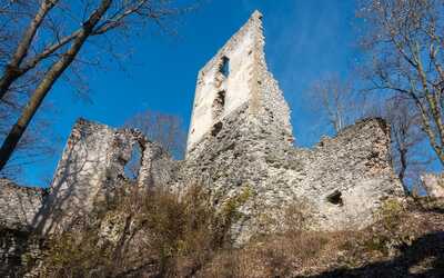 Hrad Dobrá Voda – opustené ruiny uprostred malokarpatského lesa