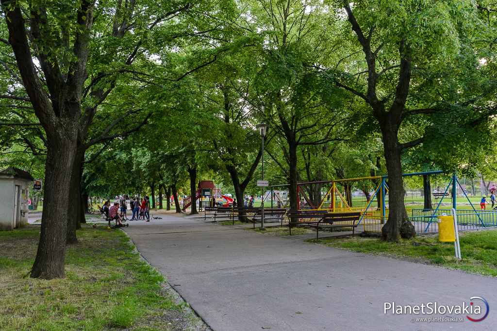 Park na Račiarskom mýte. Vcelku rozsiahly park ponúka pre deti viacero preliezok a ihrísk. Dá sa tu navyše občerstviť vo viacerých zariadeniach.