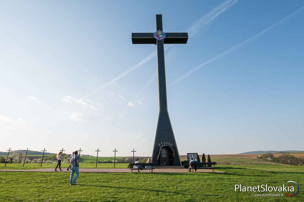 Unikátna zaujímavosť v podobe 27 metrov vysokého kríža je ľahko dostupná autom.