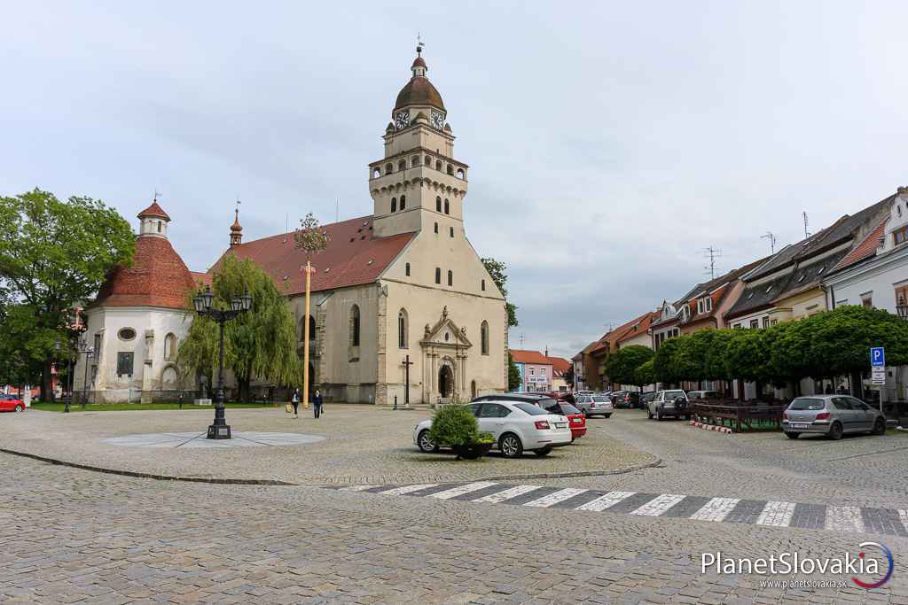 Námestie slobody v Skalici s Kostolom sv. Michala archanjela. Do veže kostola je možné vstúpiť so sprievodcom.