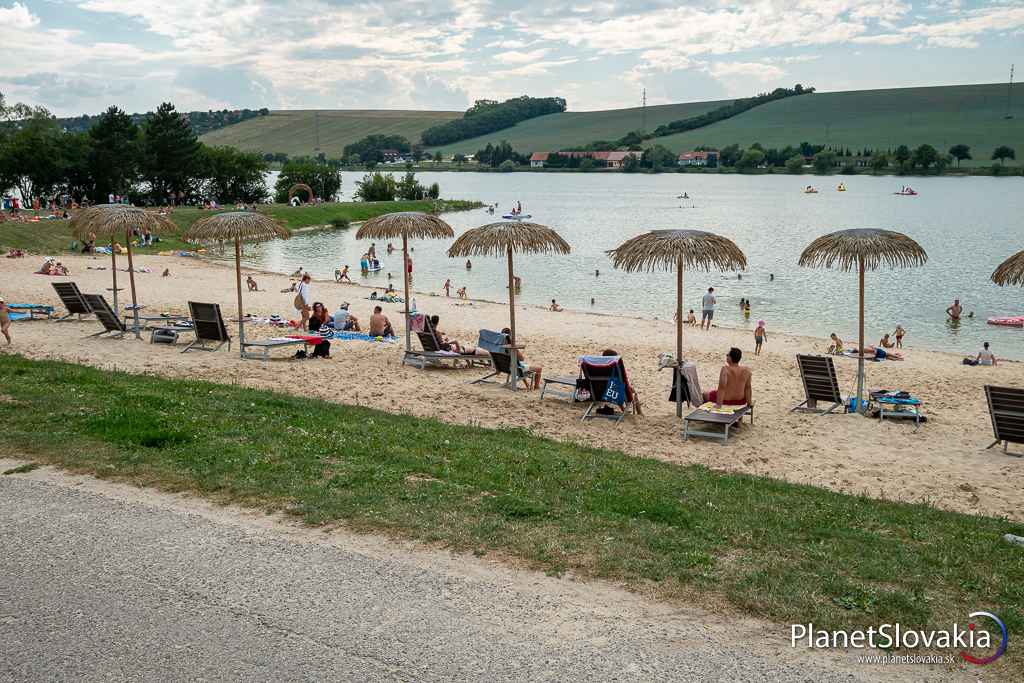 Letná pohoda na pláži, pri vodnej nádrži Kunov.