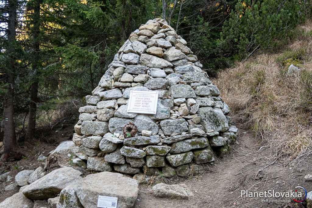 Pamätník obetiam lavíny sme míňali nad Trangoškou cestou na Rovnú hoľu.