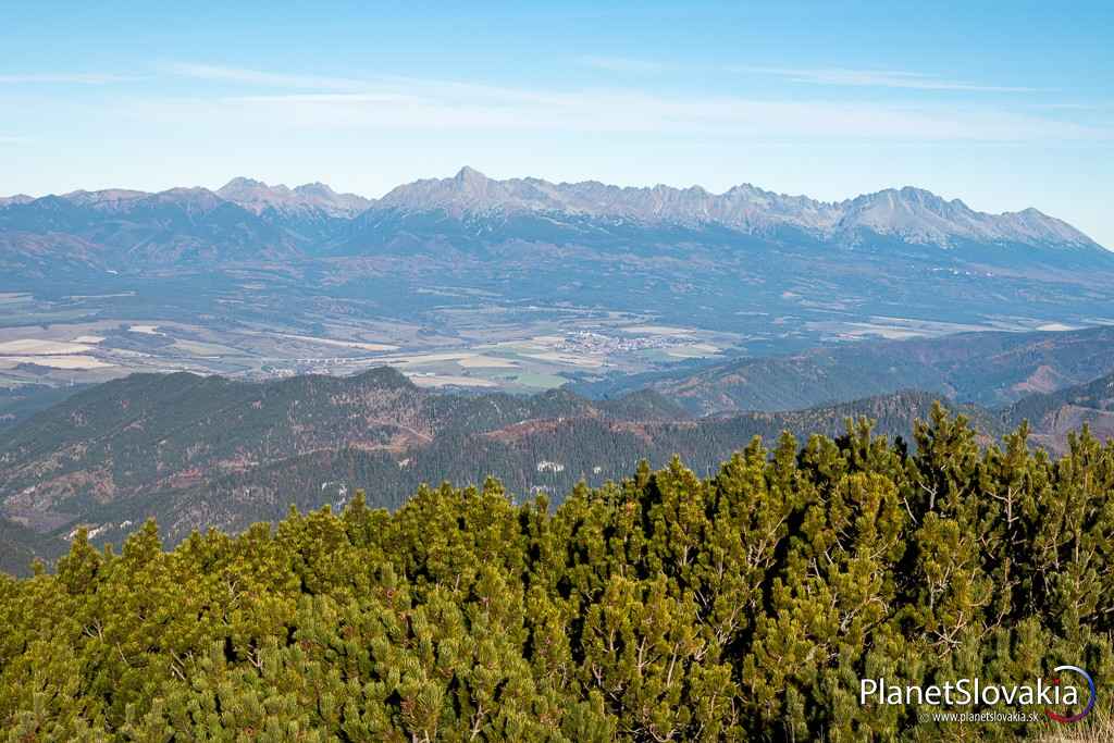 Pohľad na Vysoké Tatry z Rovnej hole.