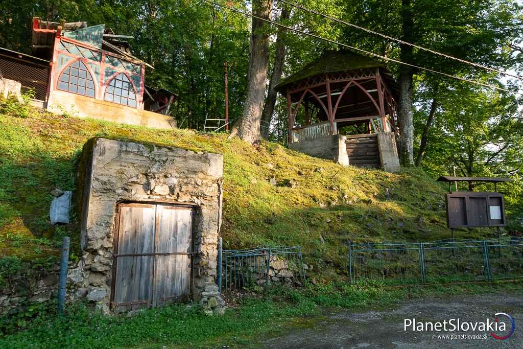 Banícka kolkáreň, tančiareň a zrejme ďalší vstup do podzemia v Železníku.