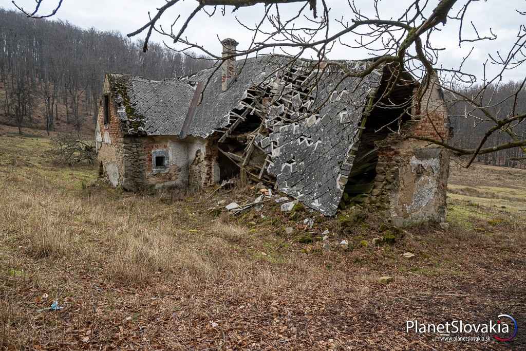 Postupná deštrukcia strechy Panského domu.