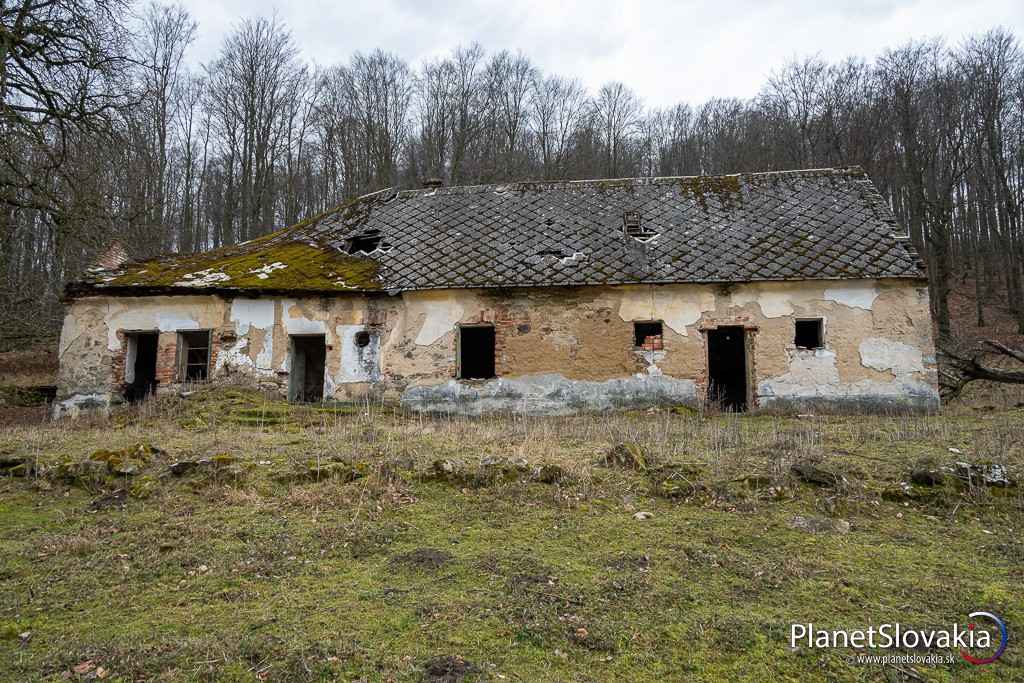 Panský dom je v súčasnosti značne nahlodaný zubom času.